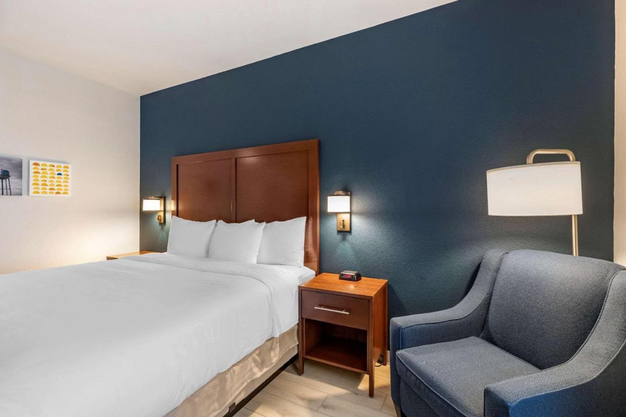 Strasburg Comfort Inn & Suites Bennett מראה חיצוני תמונה