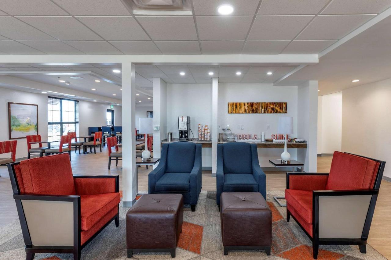 Strasburg Comfort Inn & Suites Bennett מראה חיצוני תמונה