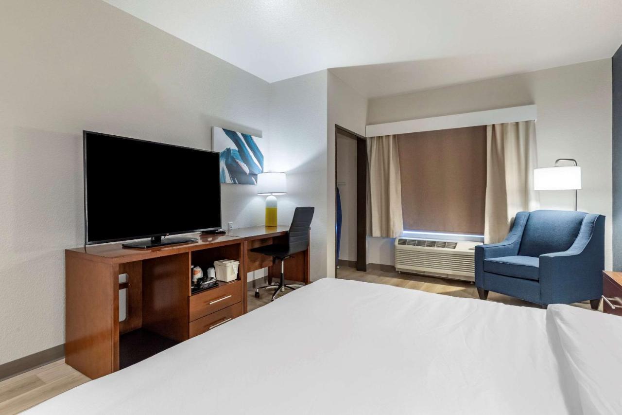 Strasburg Comfort Inn & Suites Bennett מראה חיצוני תמונה