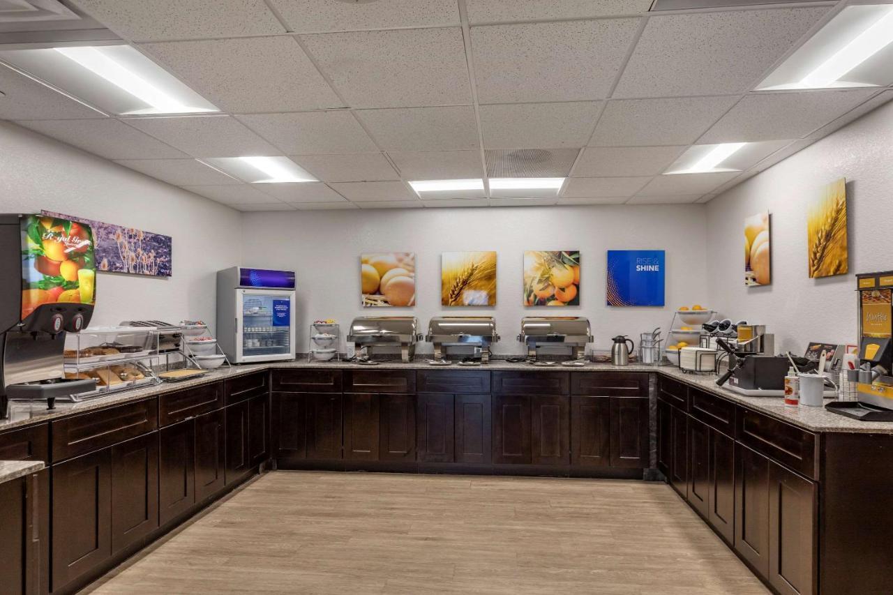 Strasburg Comfort Inn & Suites Bennett מראה חיצוני תמונה