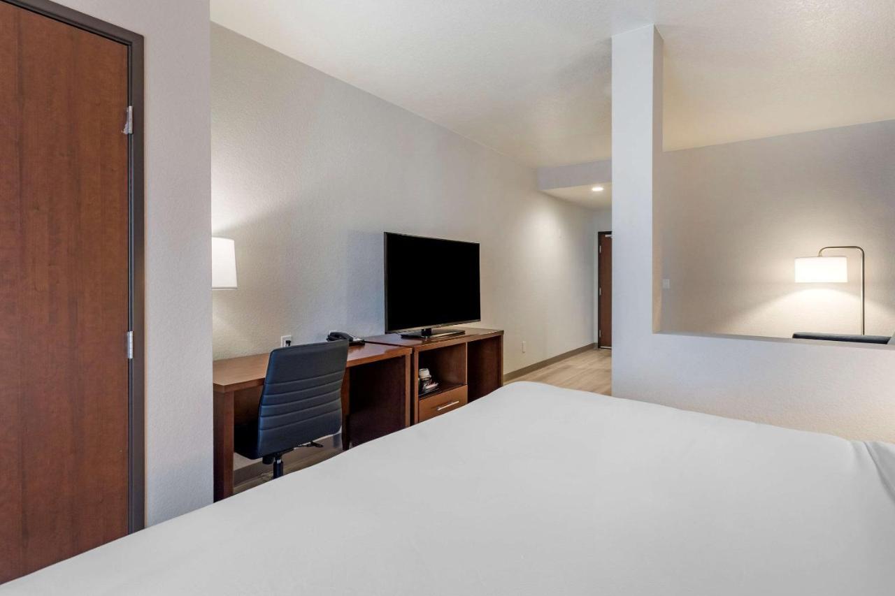 Strasburg Comfort Inn & Suites Bennett מראה חיצוני תמונה