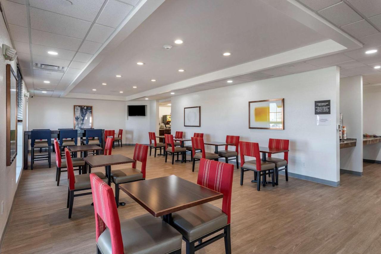 Strasburg Comfort Inn & Suites Bennett מראה חיצוני תמונה